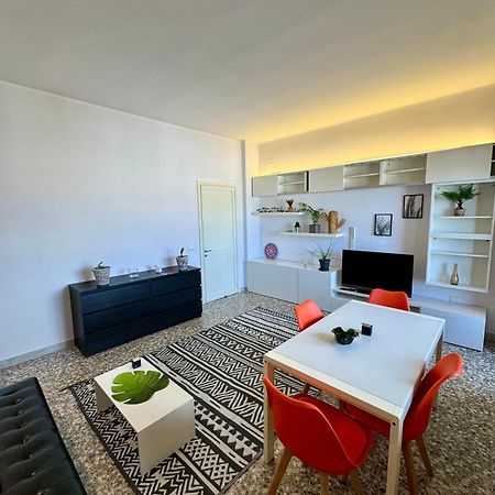 4 Balconi House- Appartamento Moderno A Lecce Bagian luar foto