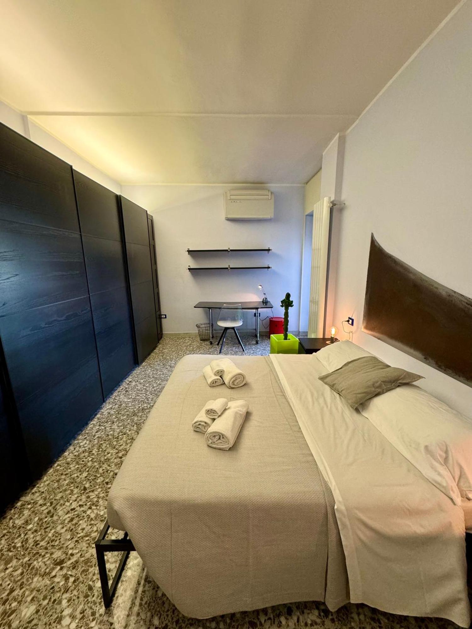 4 Balconi House- Appartamento Moderno A Lecce Bagian luar foto