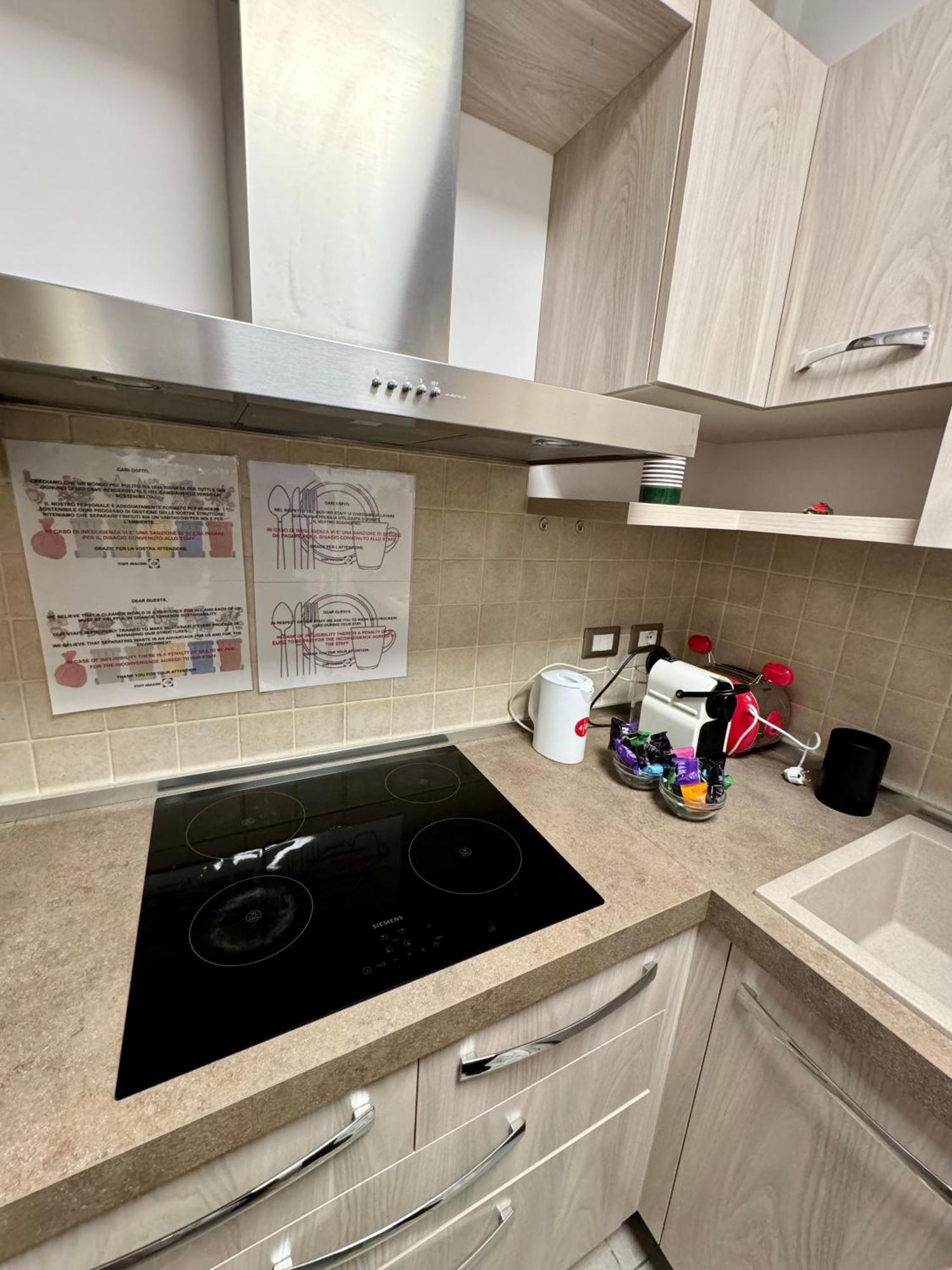4 Balconi House- Appartamento Moderno A Lecce Bagian luar foto