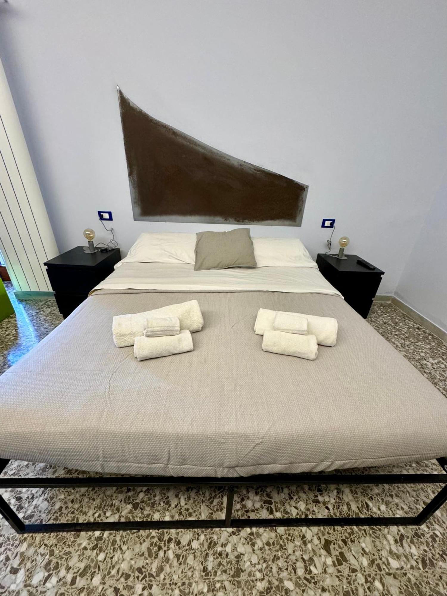 4 Balconi House- Appartamento Moderno A Lecce Bagian luar foto