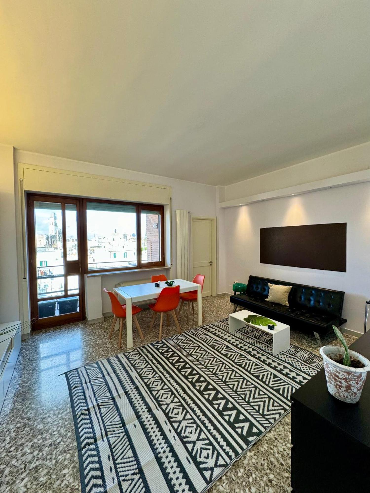 4 Balconi House- Appartamento Moderno A Lecce Bagian luar foto