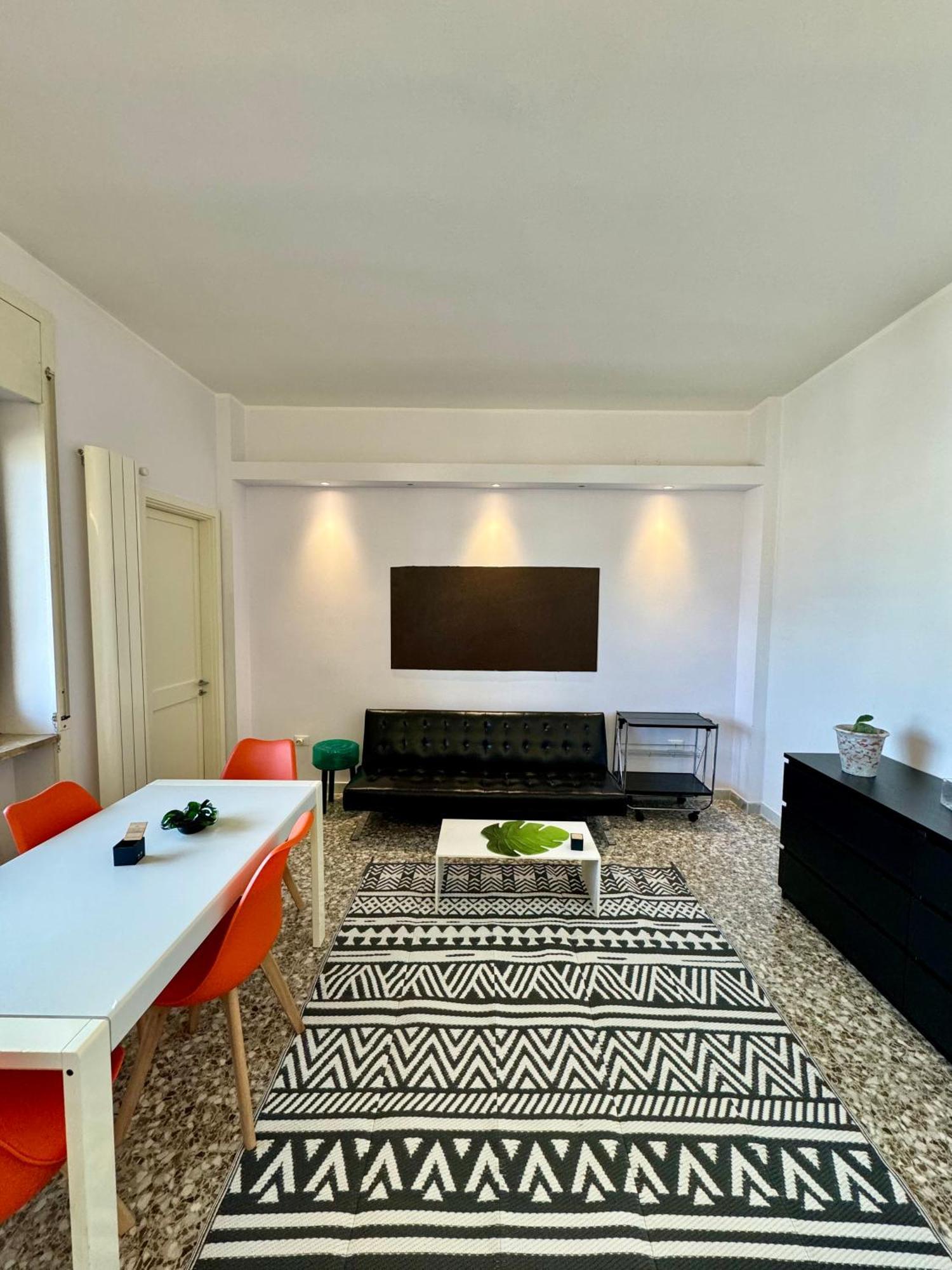 4 Balconi House- Appartamento Moderno A Lecce Bagian luar foto