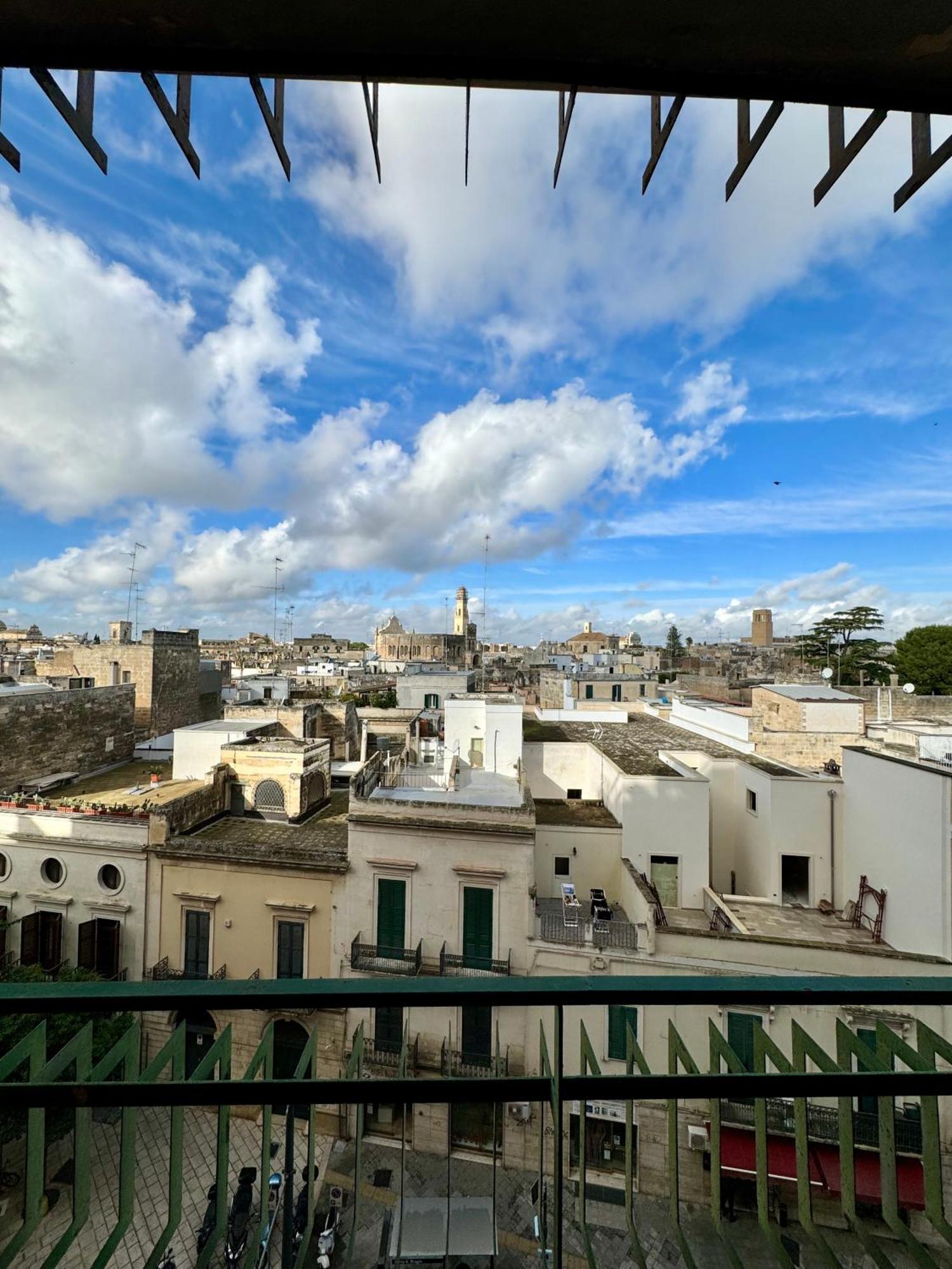 4 Balconi House- Appartamento Moderno A Lecce Bagian luar foto