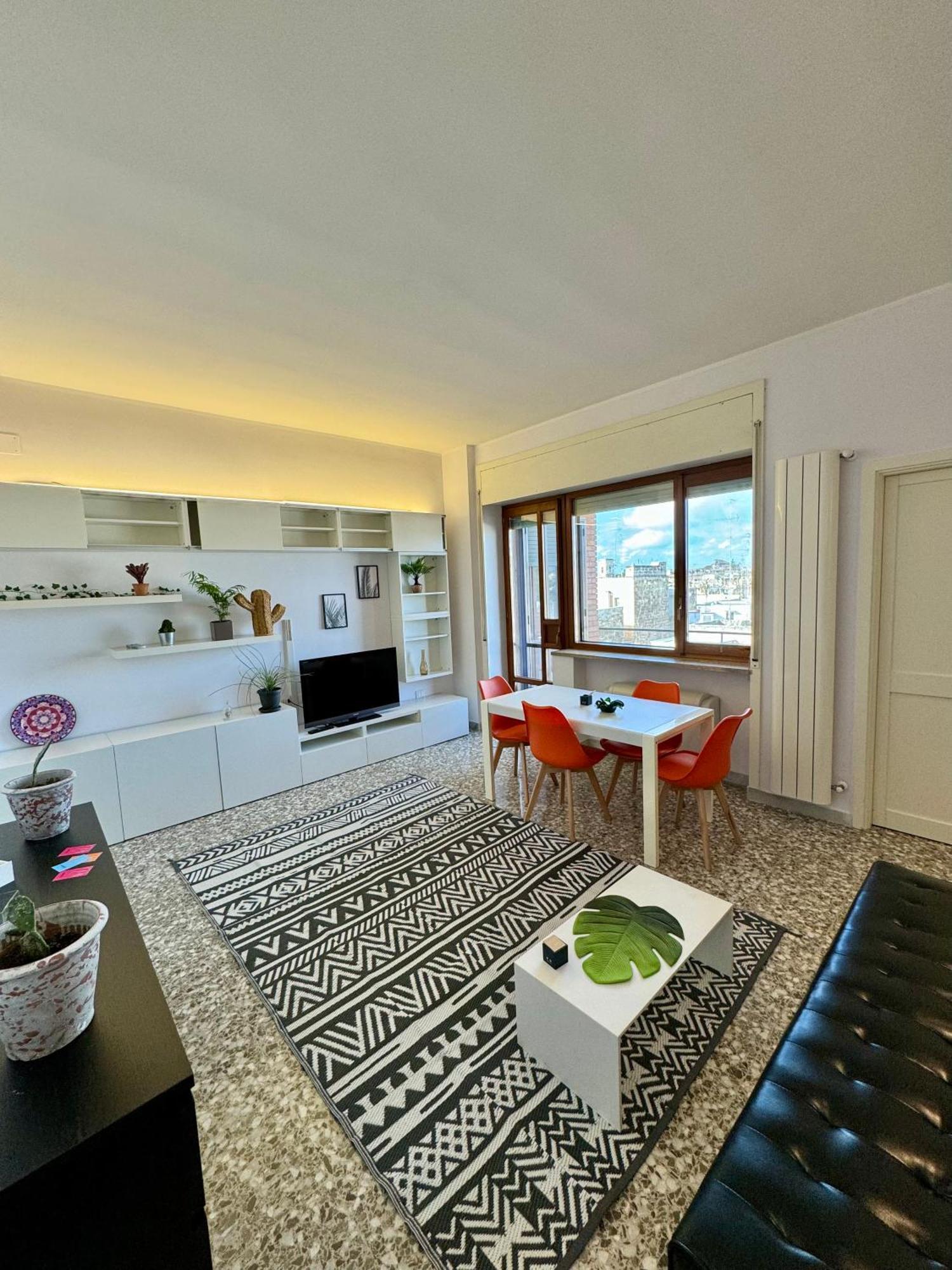 4 Balconi House- Appartamento Moderno A Lecce Bagian luar foto