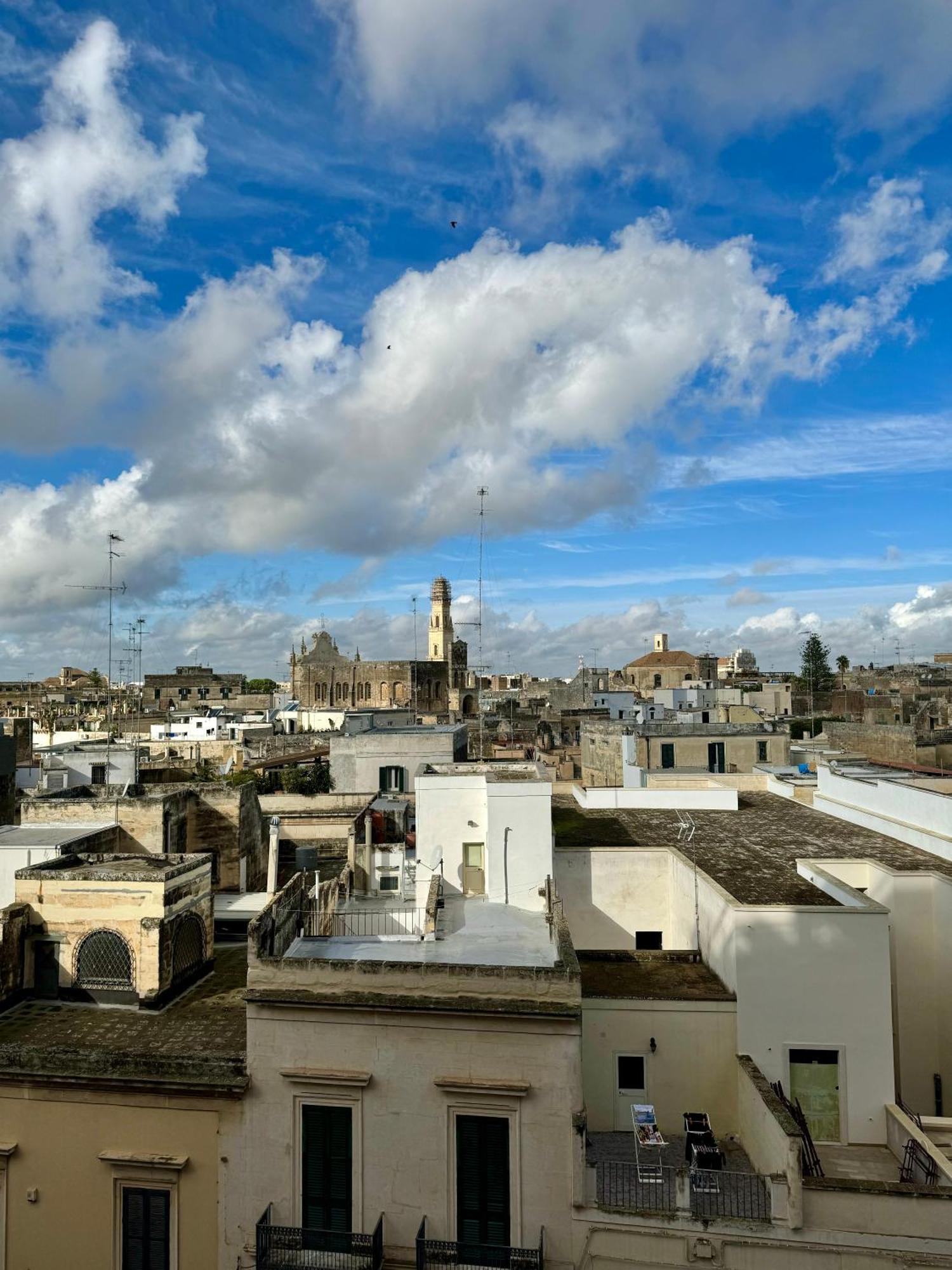 4 Balconi House- Appartamento Moderno A Lecce Bagian luar foto