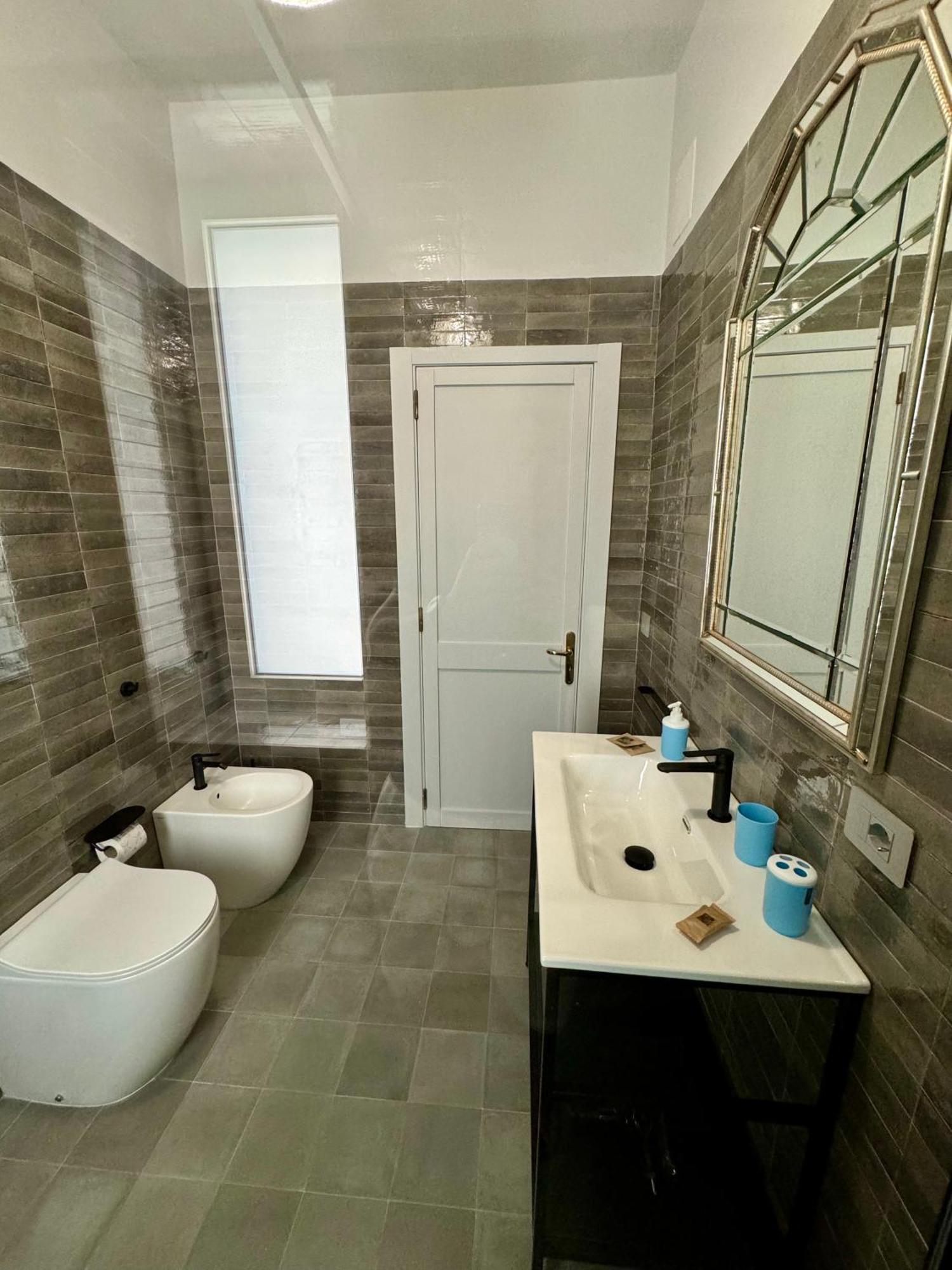 4 Balconi House- Appartamento Moderno A Lecce Bagian luar foto